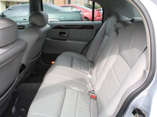 Lincoln Town Car 2002 photo 3