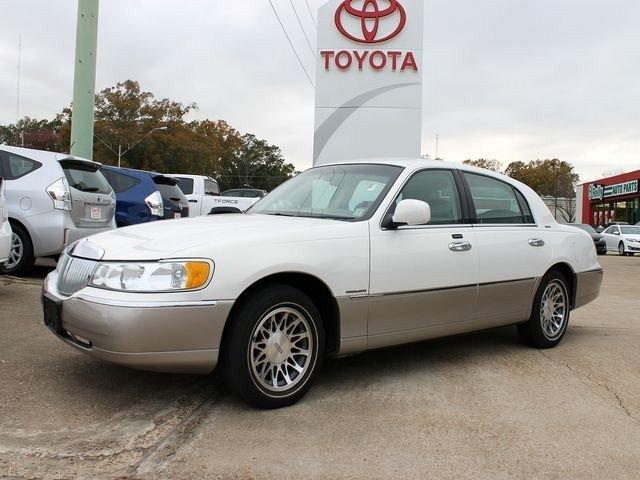 Lincoln Town Car 2WD CREW CAB 12 Sedan