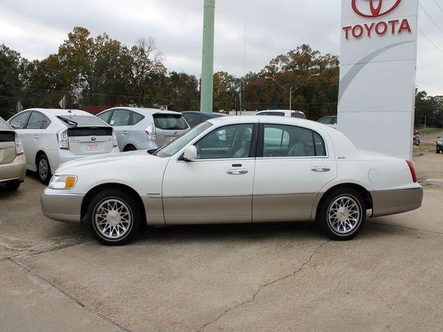 Lincoln Town Car 2002 photo 1