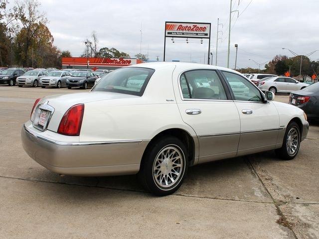 Lincoln Town Car 2002 photo 2