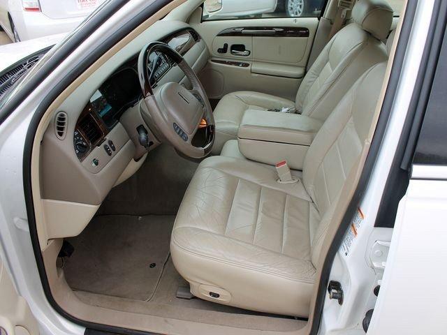 Lincoln Town Car 2002 photo 4