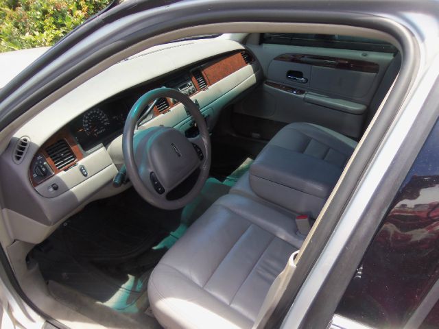 Lincoln Town Car 4X4 SLE Regular Cab Sedan