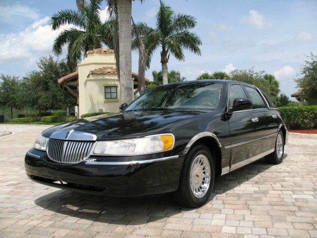 Lincoln Town Car 2002 photo 1