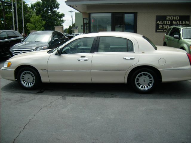 Lincoln Town Car 2002 photo 1