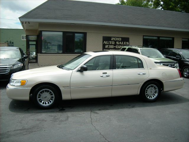 Lincoln Town Car 2002 photo 2