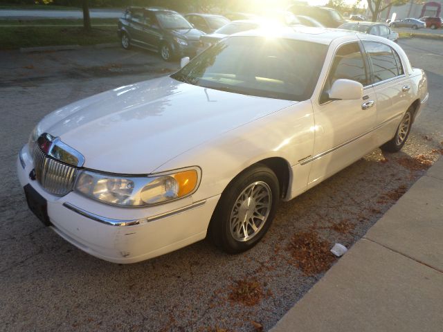 Lincoln Town Car 2002 photo 2