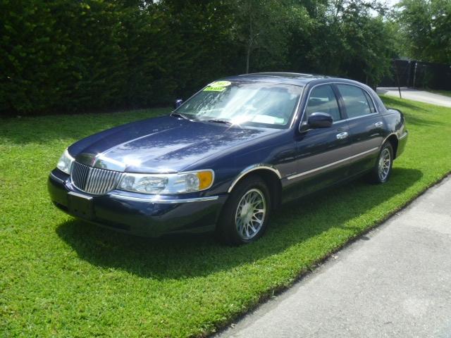 Lincoln Town Car SLT1 AWD Sedan