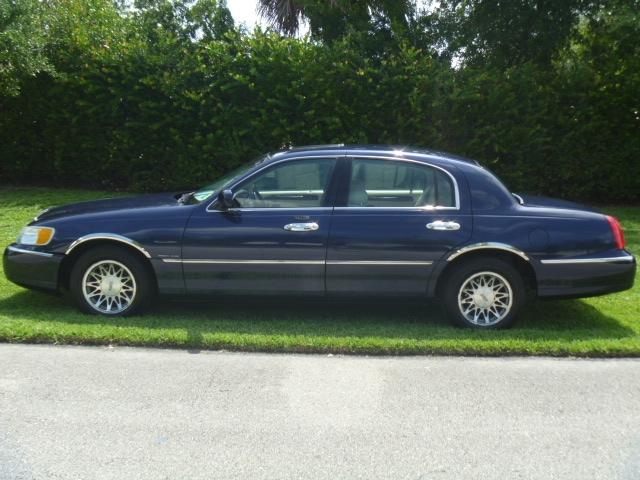 Lincoln Town Car 2002 photo 1