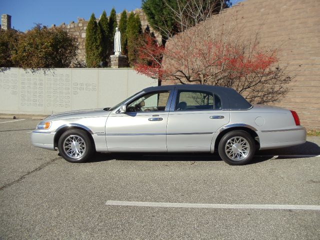 Lincoln Town Car 2002 photo 2