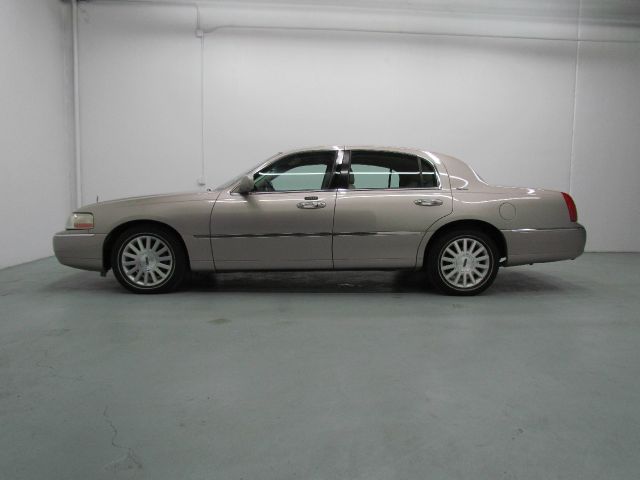 Lincoln Town Car 2003 photo 2