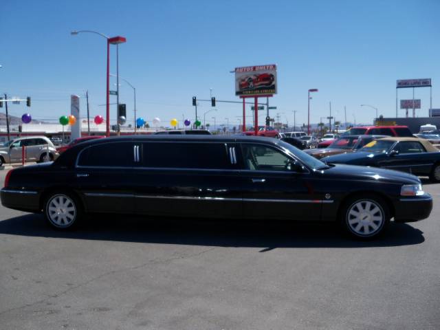 Lincoln Town Car DOWN 4.9 WAC Sedan