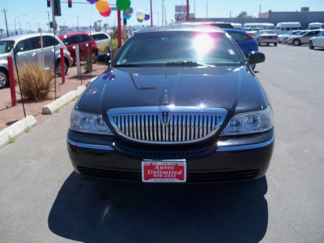 Lincoln Town Car 2003 photo 2