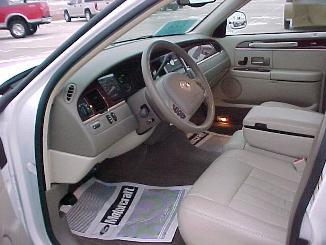 Lincoln Town Car 2003 photo 2