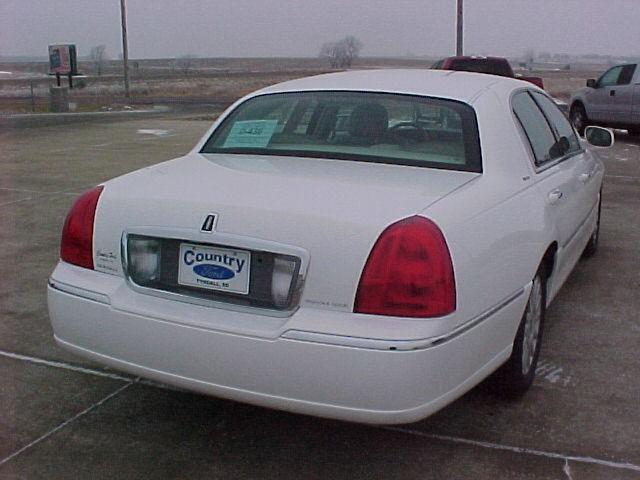 Lincoln Town Car 2003 photo 3