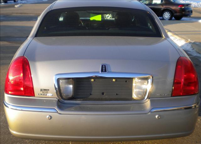 Lincoln Town Car 2003 photo 2