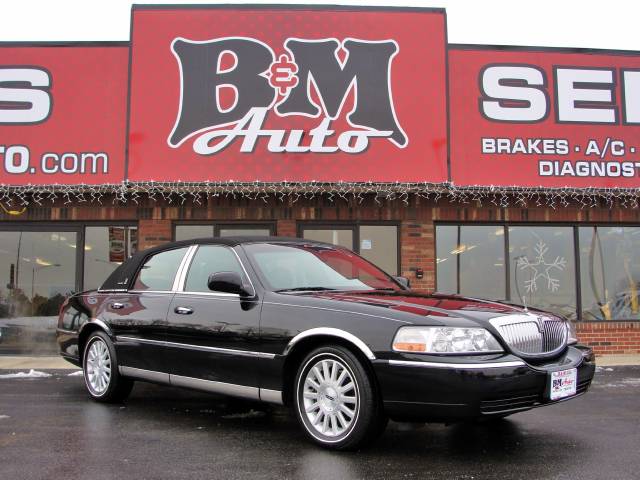 Lincoln Town Car DOWN 4.9 WAC Sedan