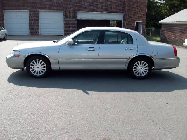 Lincoln Town Car DOWN 4.9 WAC Sedan