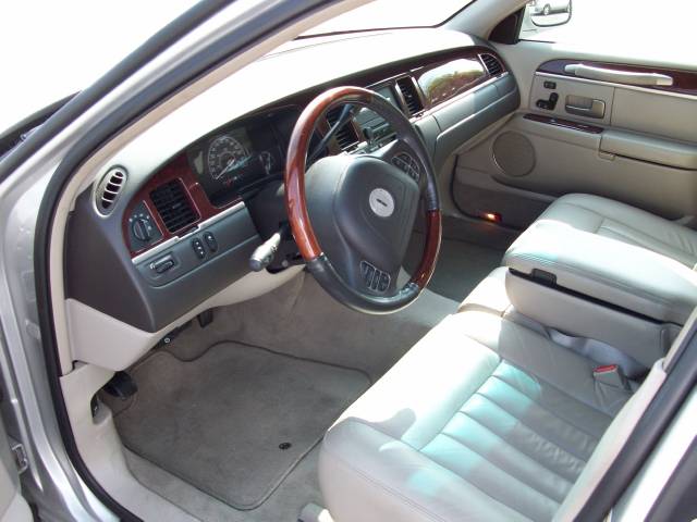 Lincoln Town Car 2003 photo 2