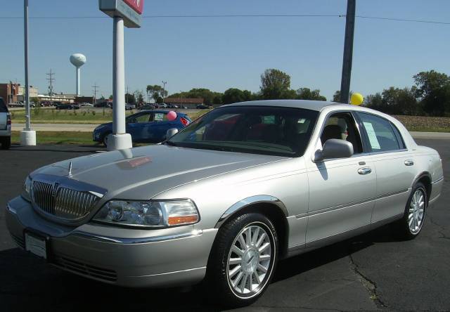 Lincoln Town Car 2003 photo 2
