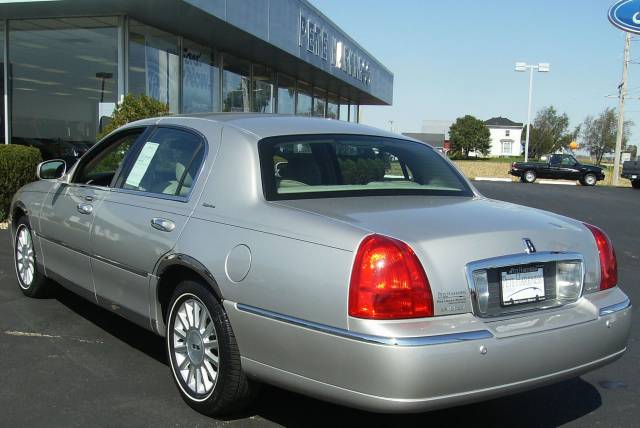 Lincoln Town Car 2003 photo 4