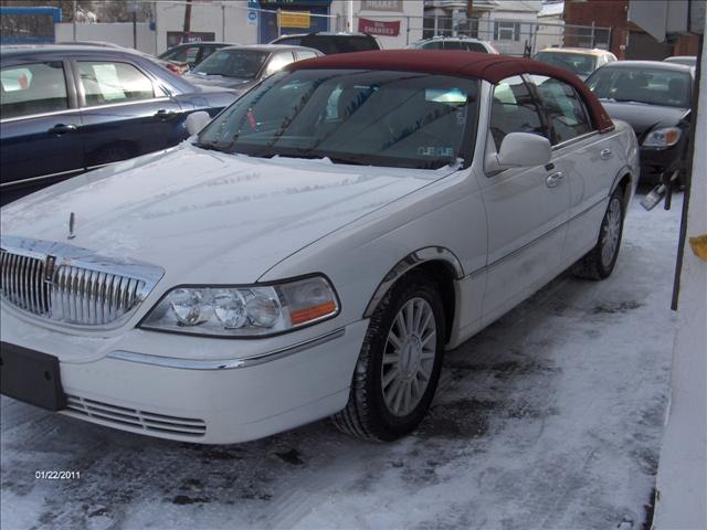 Lincoln Town Car DOWN 4.9 WAC Sedan