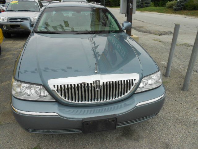 Lincoln Town Car 2003 photo 2