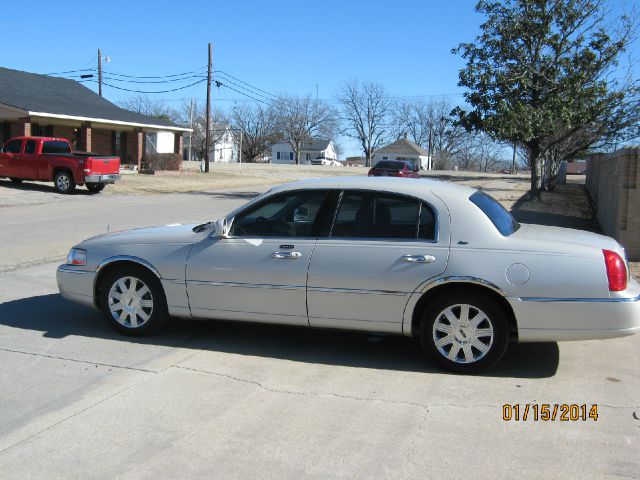 Lincoln Town Car 2003 photo 2