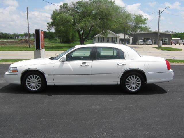 Lincoln Town Car DOWN 4.9 WAC Sedan