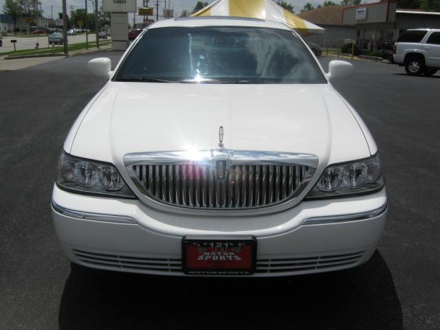 Lincoln Town Car 2003 photo 2