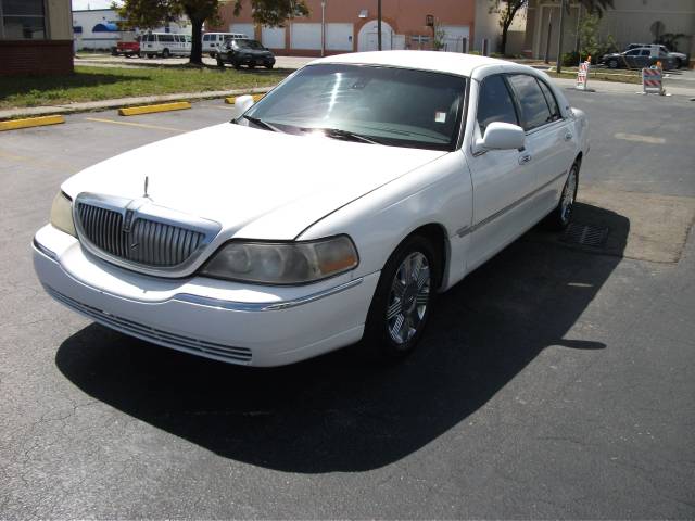 Lincoln Town Car 2.0L 4Cyl Automatic Foglights Conv Plus Sedan