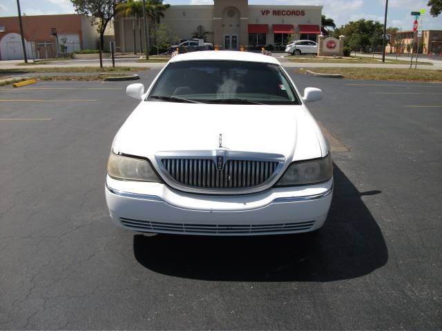 Lincoln Town Car 2003 photo 1