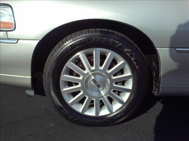 Lincoln Town Car 2003 photo 2