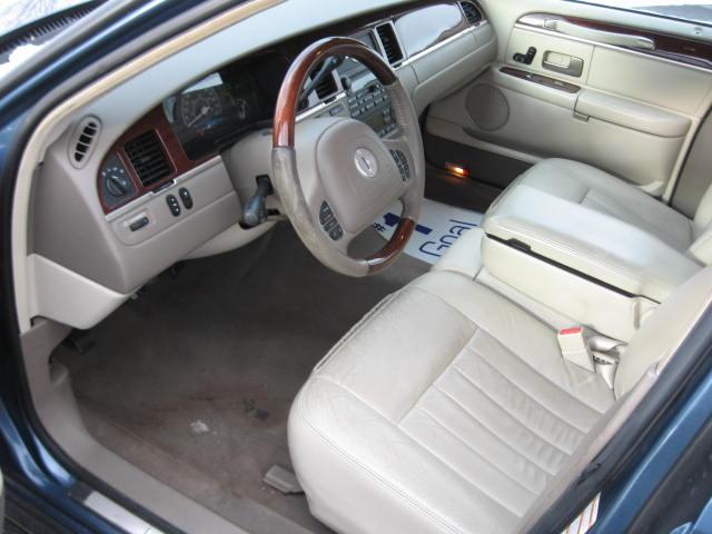 Lincoln Town Car 2003 photo 2