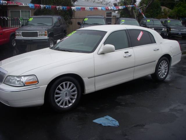 Lincoln Town Car DOWN 4.9 WAC Sedan