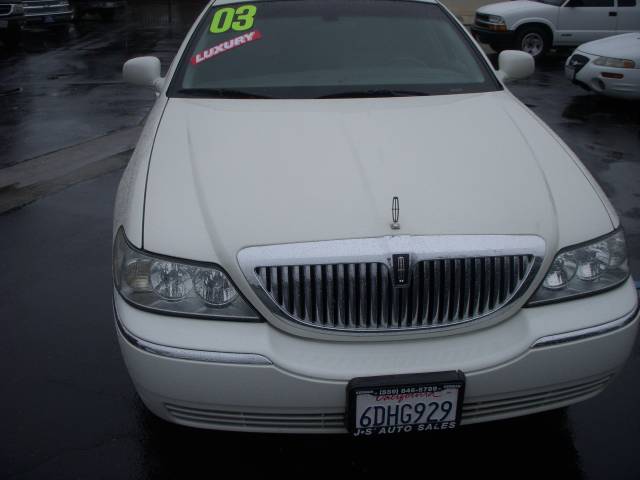 Lincoln Town Car 2003 photo 2