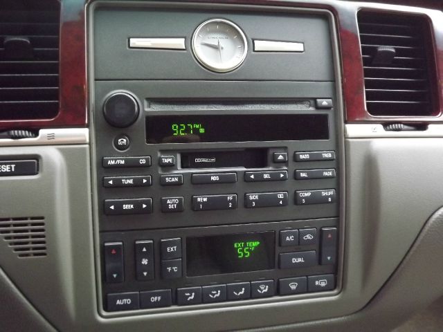 Lincoln Town Car 2003 photo 2