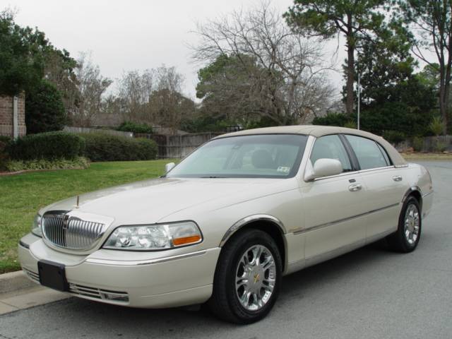 Lincoln Town Car 2WD CREW CAB 12 Sedan