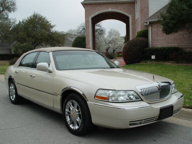 Lincoln Town Car 2003 photo 2