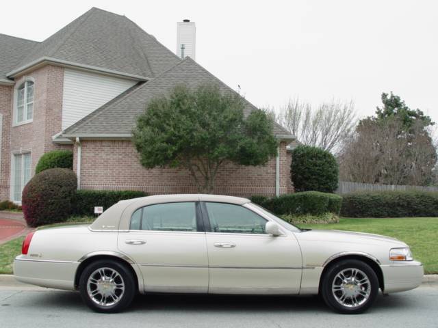 Lincoln Town Car 2003 photo 3