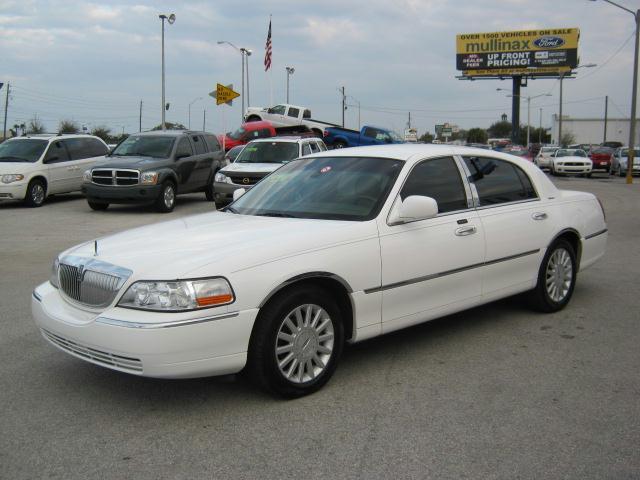 Lincoln Town Car 2003 photo 2