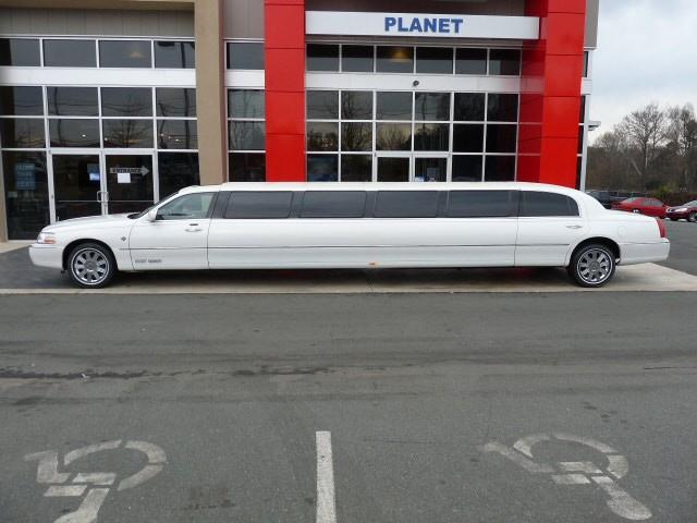 Lincoln Town Car 2003 photo 1