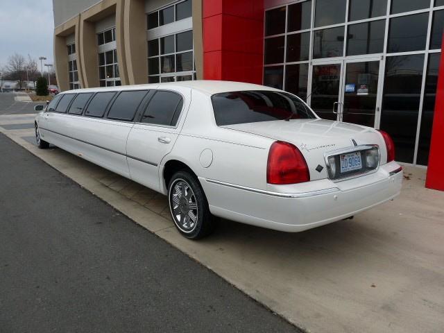 Lincoln Town Car 2003 photo 2