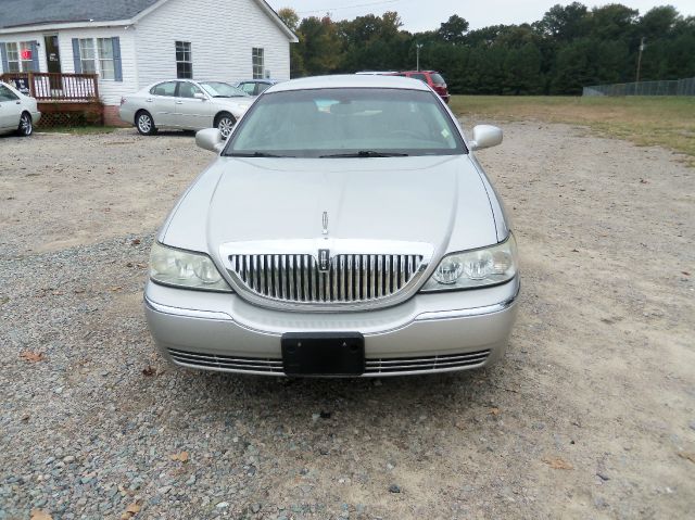 Lincoln Town Car 2003 photo 2