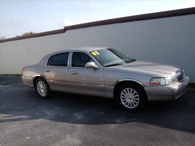 Lincoln Town Car SLT1 AWD Sedan