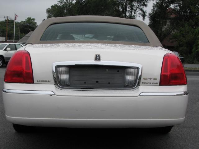 Lincoln Town Car 2003 photo 3
