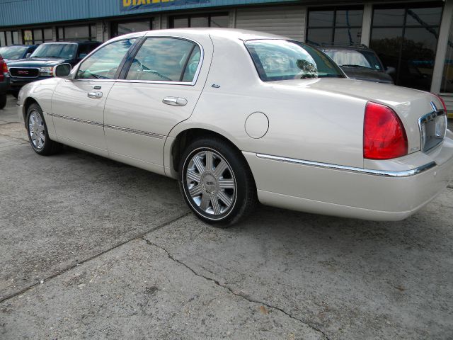 Lincoln Town Car 2003 photo 2