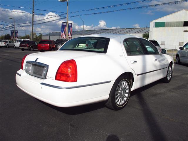 Lincoln Town Car 2003 photo 2