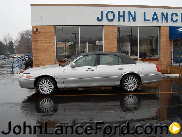Lincoln Town Car DOWN 4.9 WAC Sedan