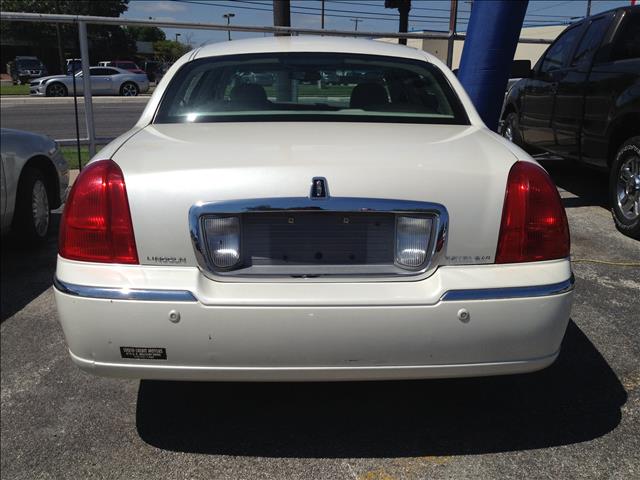 Lincoln Town Car 2003 photo 2