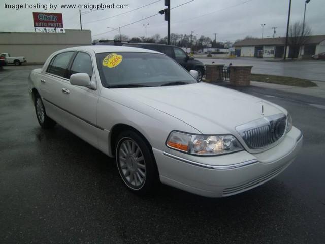 Lincoln Town Car 2004 photo 2